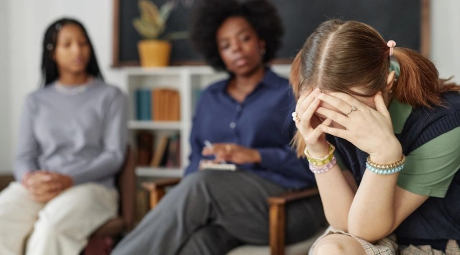 Cognitive behavioral therapy image with teens in therapy for OCD- Artemis Adolescent Healing Center