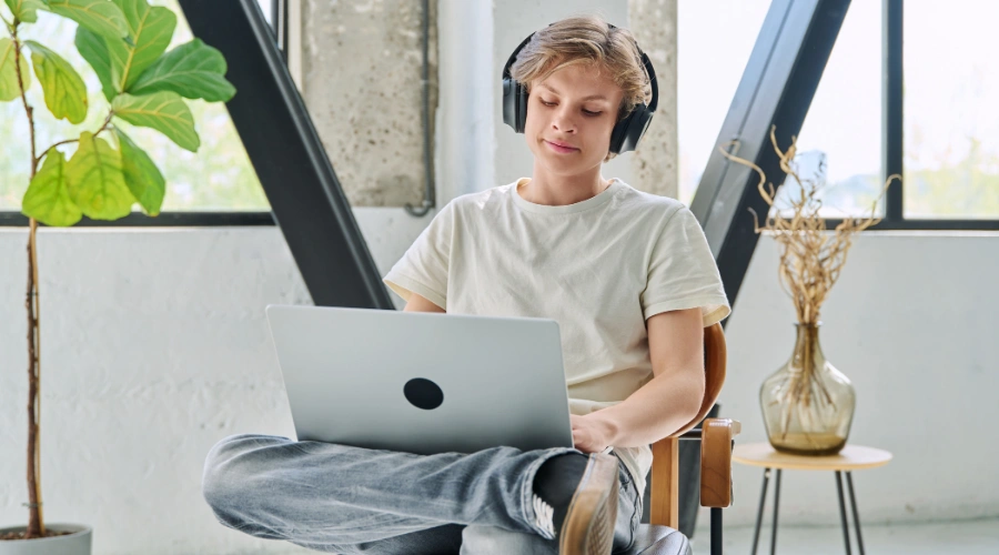 Image of teen sitting in an online NA meeting, listening and engaging with peers about recovery from drug use