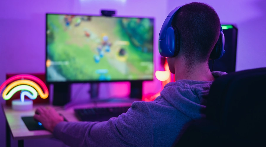 Teenager intensely playing online games, highlighting risk of addictive personality traits