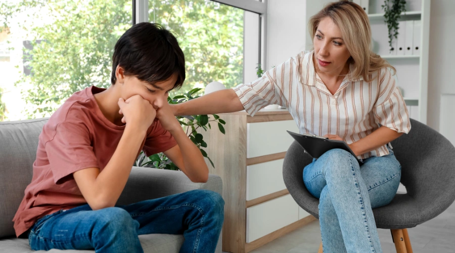 Image of a teen in therapy with a counselor - Teen Schizotypal Personality Disorder Treatment - Artemis Adolescent Healing Center