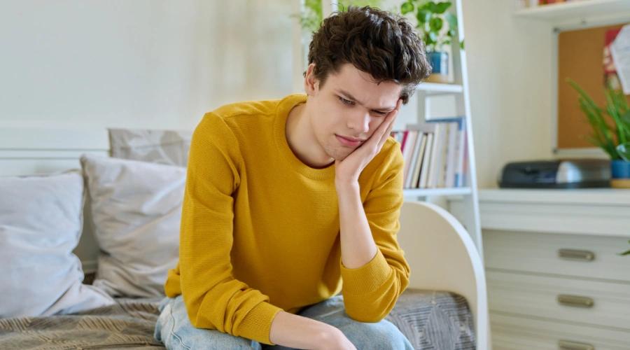 Image of Adolescent showing early psychosis symptoms such as withdrawal, personality changes