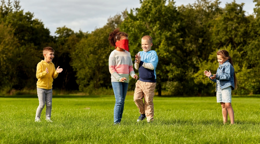 Image of teen practicing decision-making skills by pausing to think through choices during a recovery activity