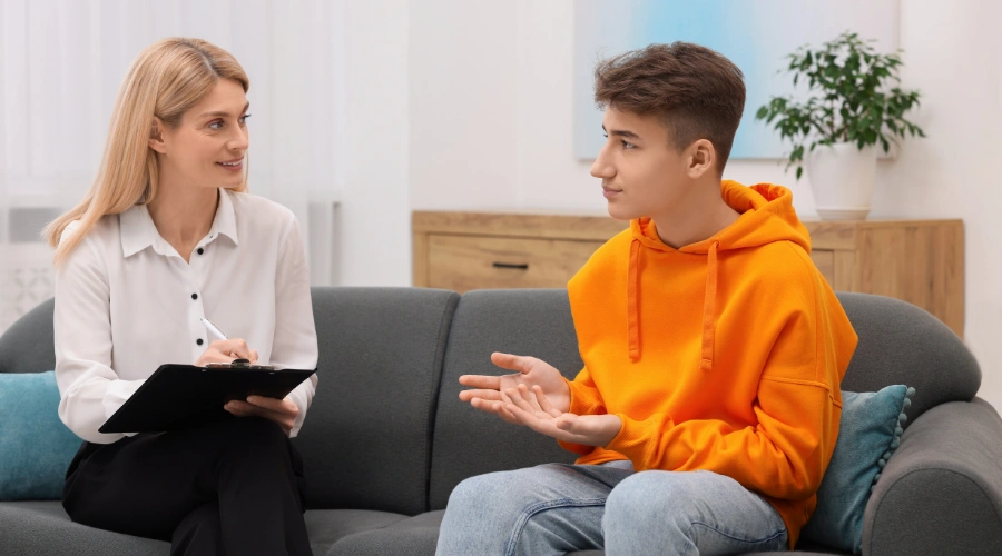 Image of Therapist creating a personalized mental health treatment plan for a teen