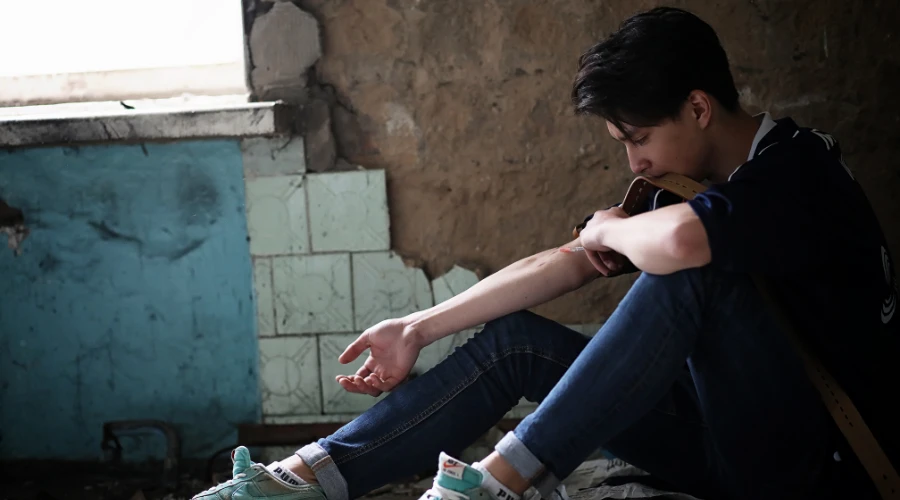 Image of a male teen shooting cocaine in his arm - How Many Teens Abuse Cocaine - Artemis Adolescent Healing Center