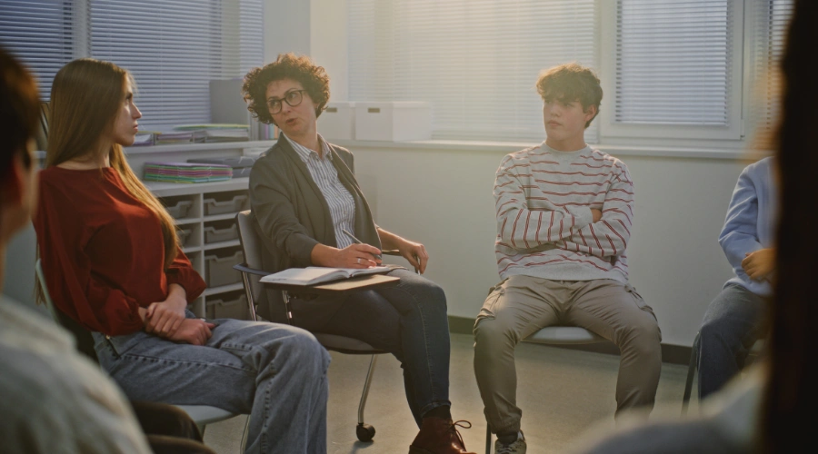 Image of teenagers participating in HPD treatment programs at an adolescent healing center in Arizona